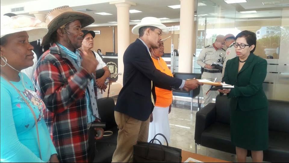 Los peregrinos de Villa Isabela llegan al palacio y entregan pliego de demanda