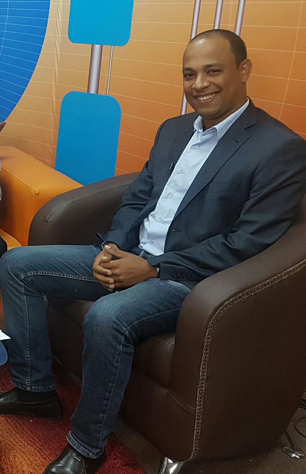 Director junta de Estero Hondo justifica cobro de parqueos