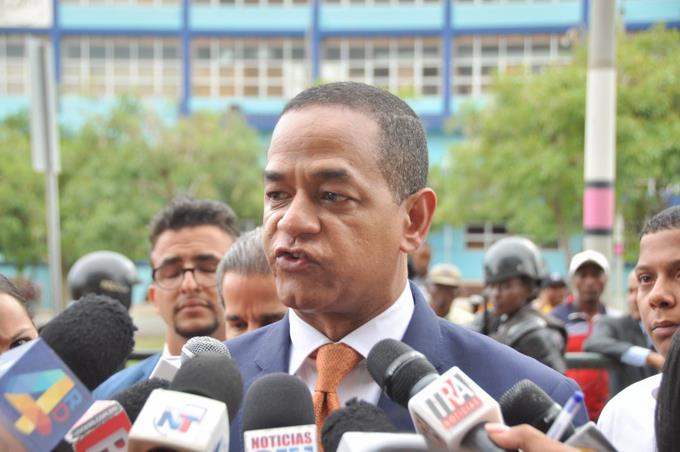 Julio César Valentín dice que incremento de su patrimonio es por bienes de su esposa