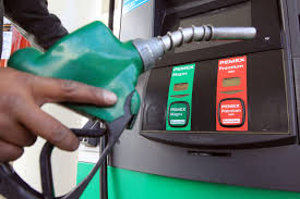 La gasolina y el gasoil bajan un peso.