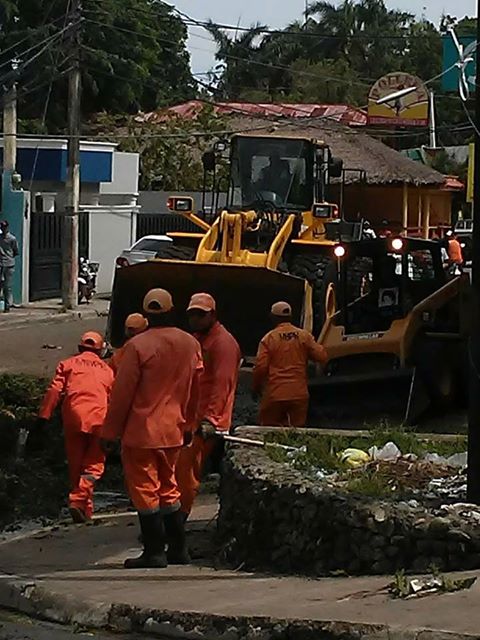 Equipos de Obras Públicas ayuda limpieza de Puerto Plata.