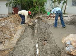 Ayuntamiento de Villa Isabela construye aceras y contenes en Laguna Grande.