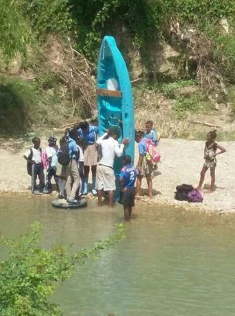 Estudiantes de Pancho Mateo, Puerto Plata, cruzan río en bote para ir a la escuela