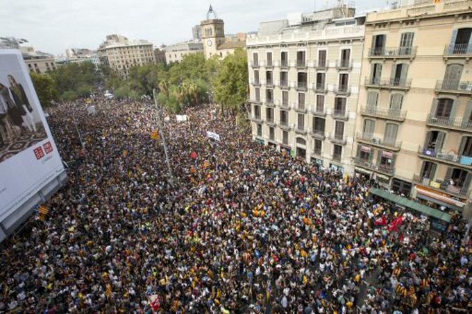 Miles de personas en calles Cataluña contra actuación policial en referéndum