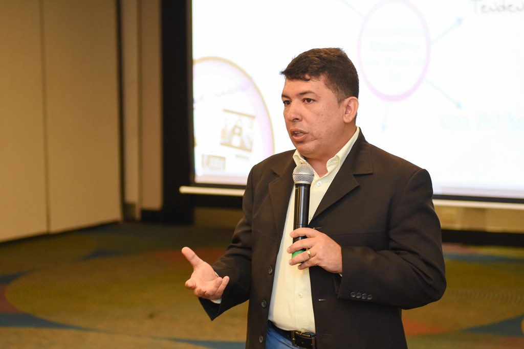 Experto Internacional insta a los docentes al uso de las TIC”s.