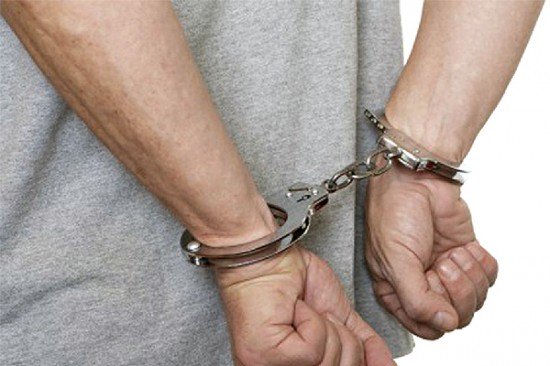 Hombre acusado de ultimar a su expareja, se entrega a la policia