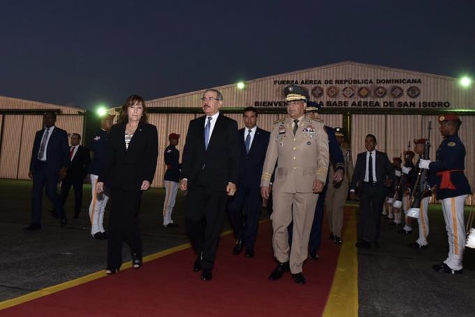 Danilo Medina partió hacia Panamá para la cumbre del SICA