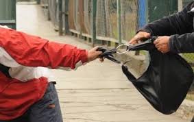 Desconocidos atracan señora frente a Caribe Tour