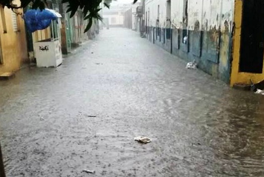 Lluvias inundan sectores urbanos de Villa Isabela.