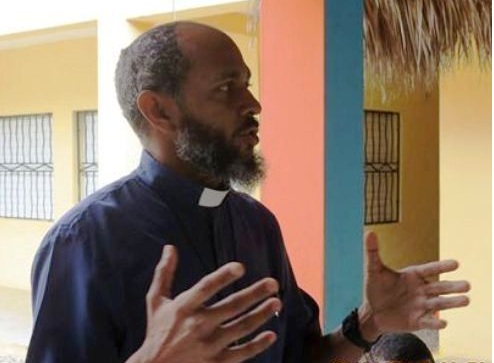 Comunitarios de Cabarete opuestos trasladen al sacerdote Francisco Alberto Polanco
