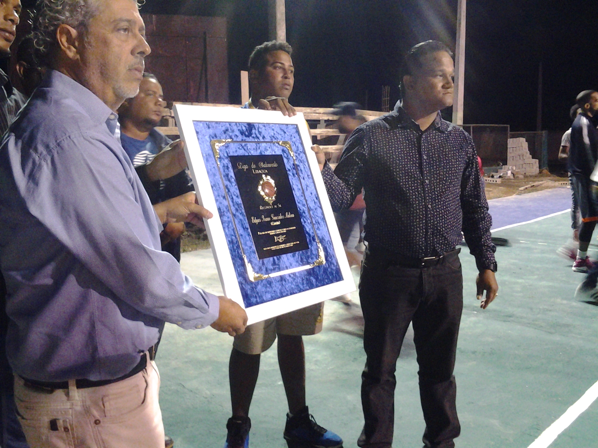 Dedican Torneo de Baloncesto a empresario de Guananico.