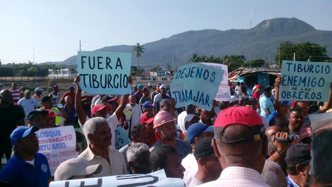 Protestan frente aduana Puerto Plata