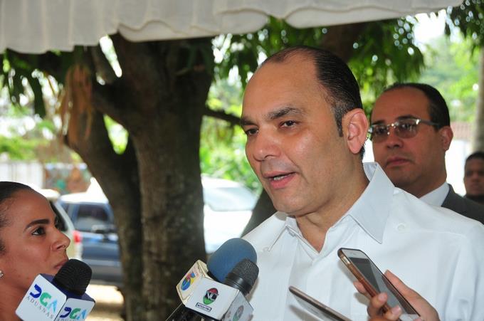 Aduanas detecta mafia en importación de vehículos de lujo