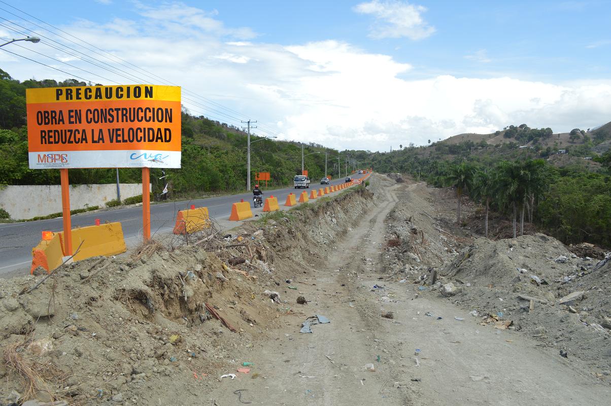 Carretera Puerto Plata-Maimón paralizada por falta de recursos.