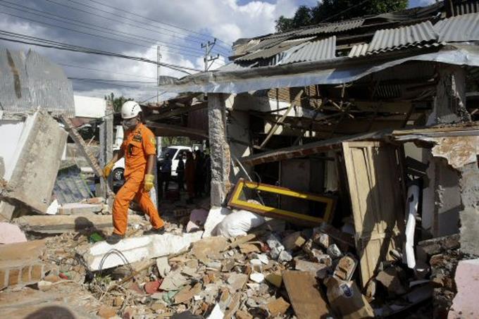 Suben a 105 las víctimas mortales del terremoto de Indonesia
