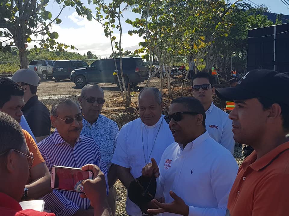 Funcionarios de Obras Públicas supervisan trabajos carreteras se construyen en Puerto Plata.