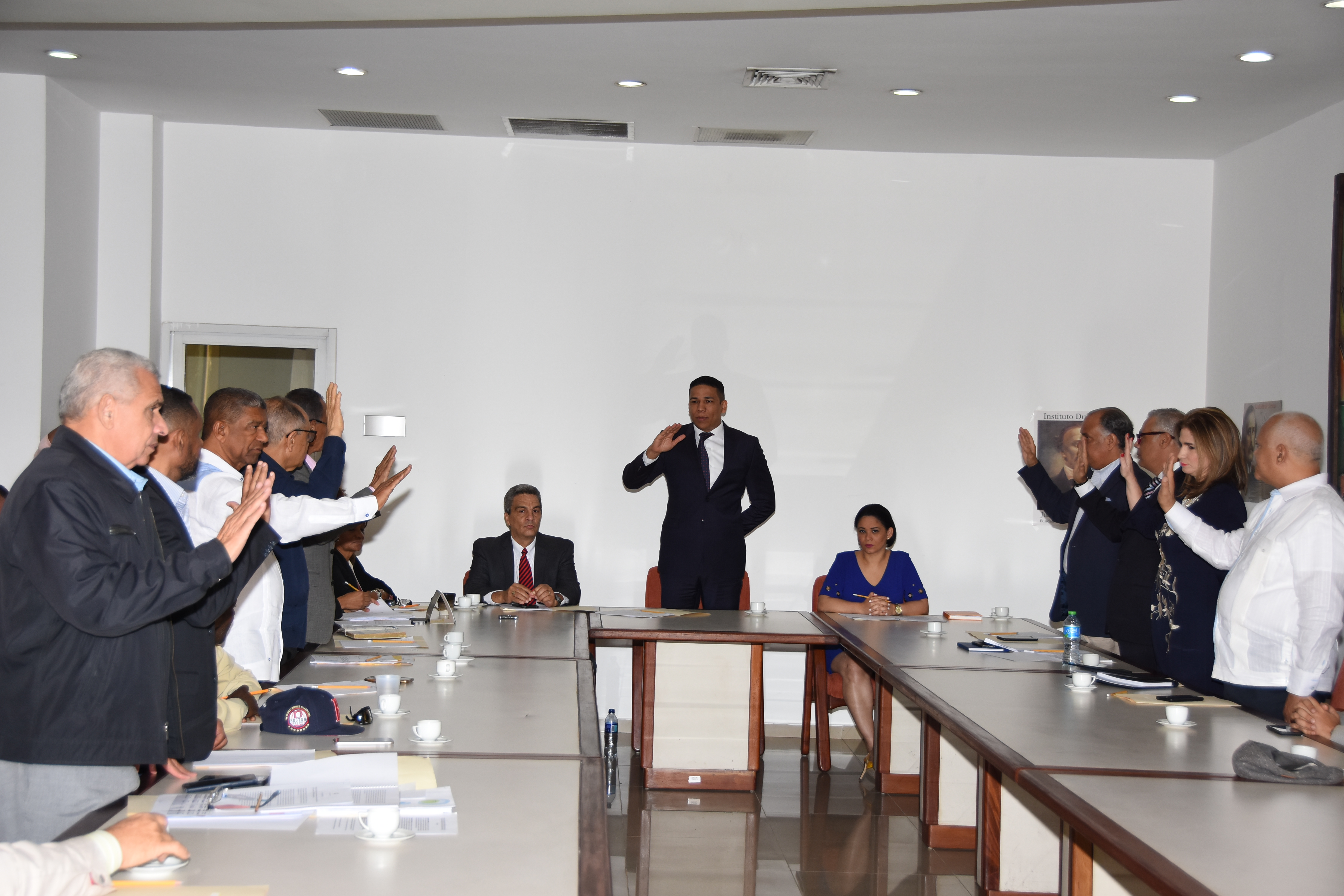 CNS juramenta representantes trabajadores y empleadores para revisión salario mínimo privado