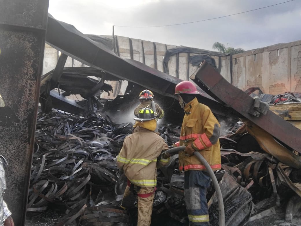 Logran extinguir por completo incendio almacenes de Brugal.