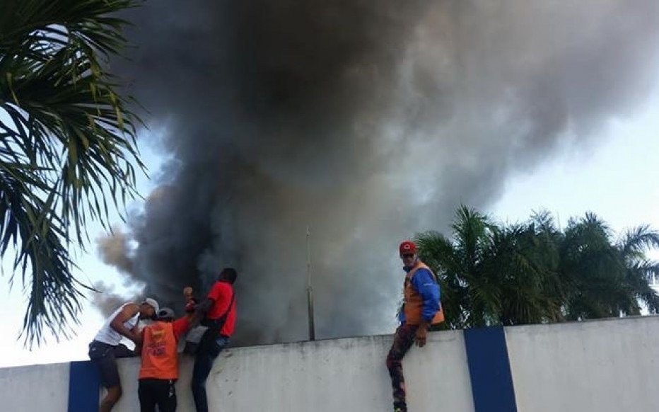 Cinco bomberos han sido afectado incendio almacén de Brugal.