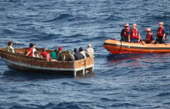 EE.UU. rescata a 26 cubanos en bote a punto de zozobrar