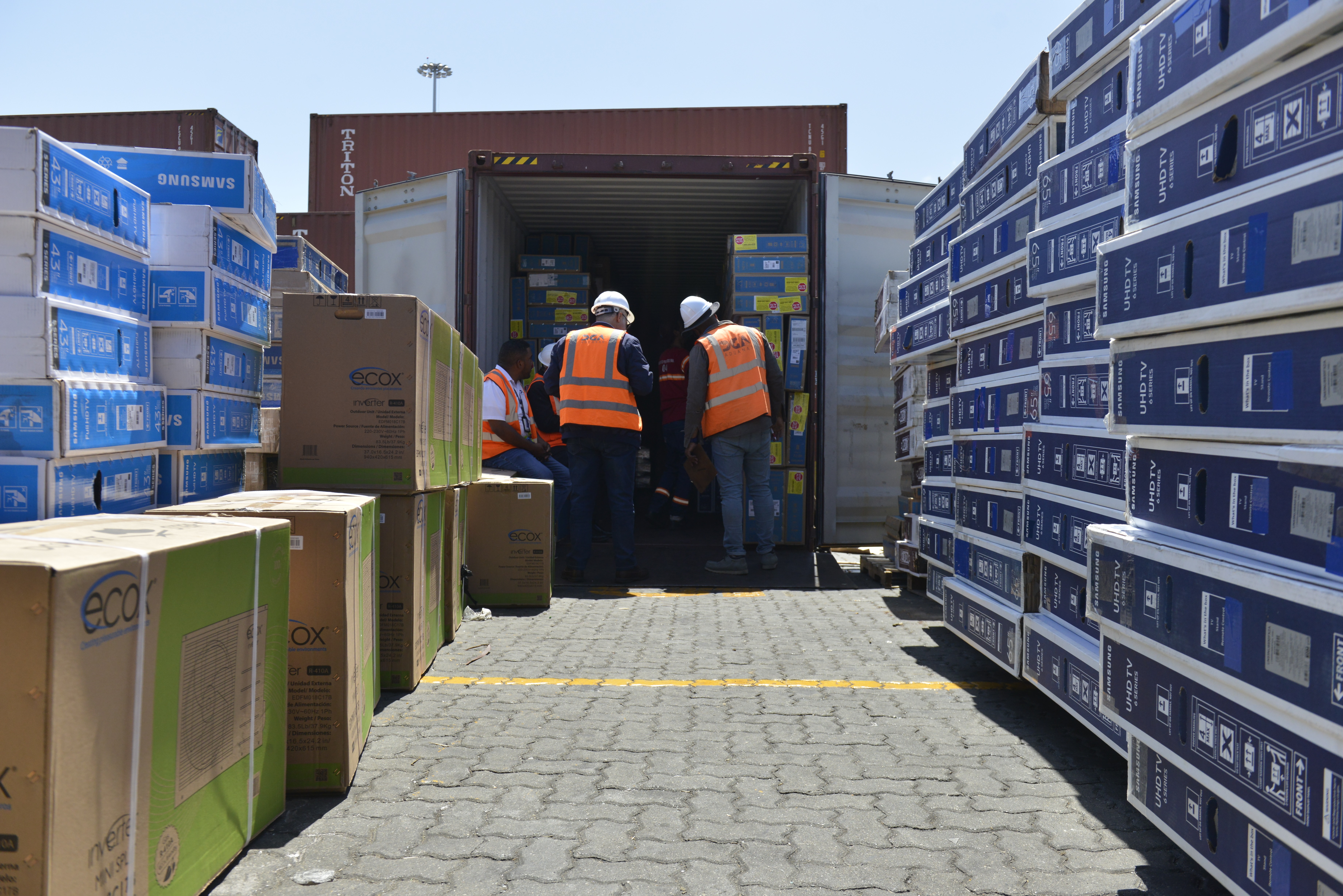 Aduanas Halla Contrabando Televisores en Haina Oriental