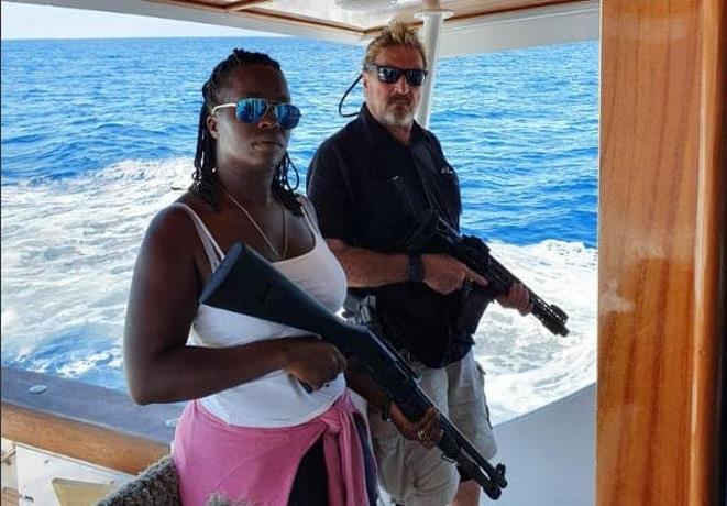 Arrestan en Puerto Plata al programador John McAfee con armas en Puerto Plata