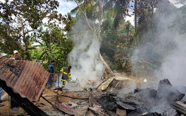 Fuego reduce en cenizas casa en municipio de Guananico