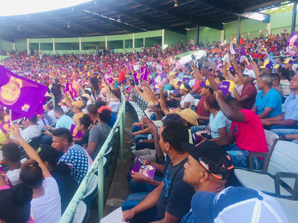 Leonel Fernández habla a sus seguidores en el Estadio José Briseño.