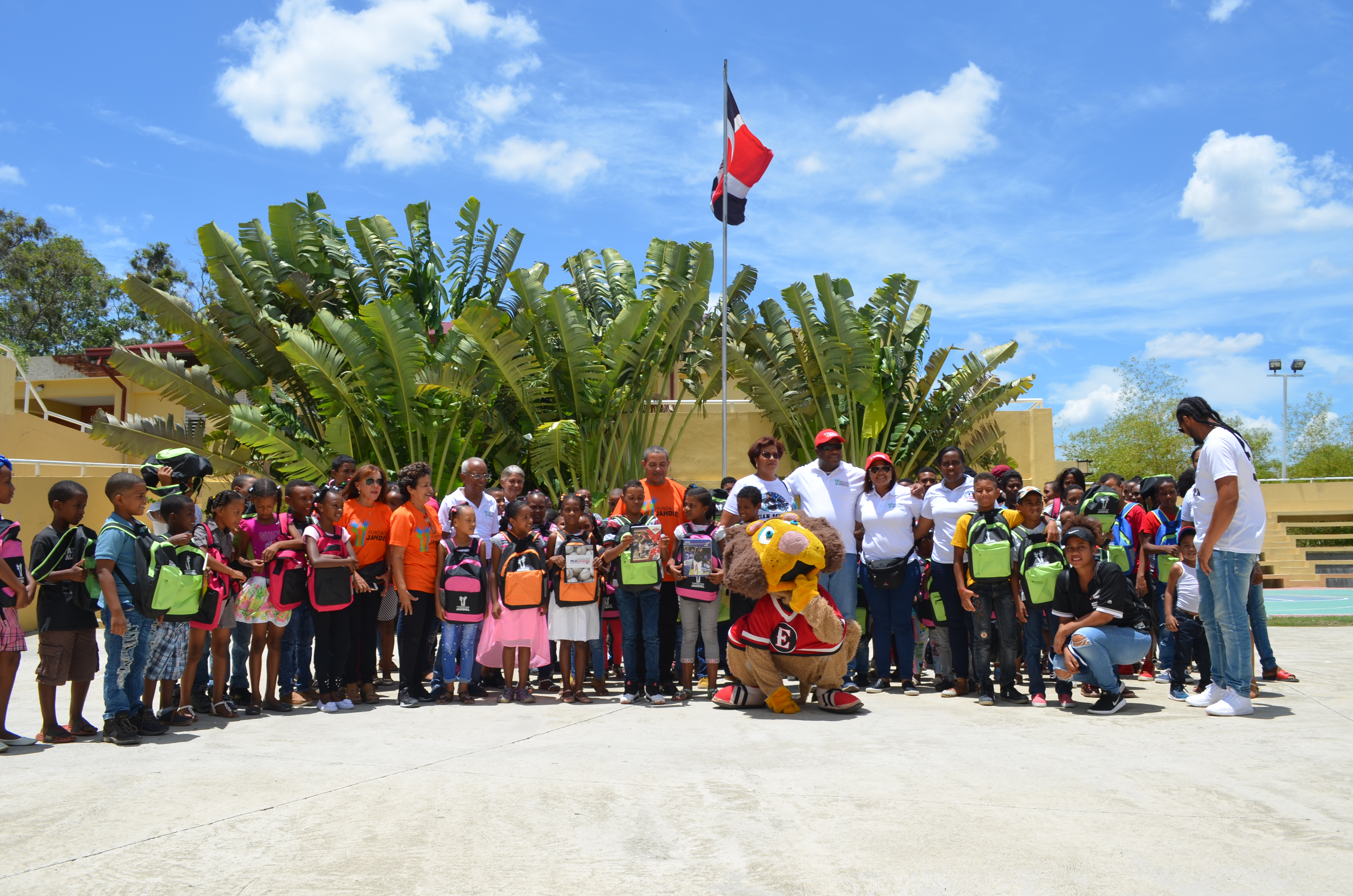 Fundación realiza donativos de útiles escolares en Maimón.