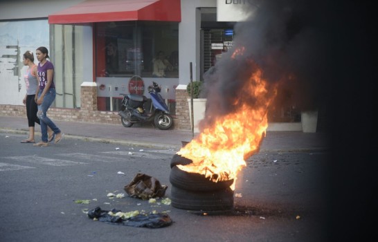 Protestan en Maimón en demanda mejora servicios energéticos.