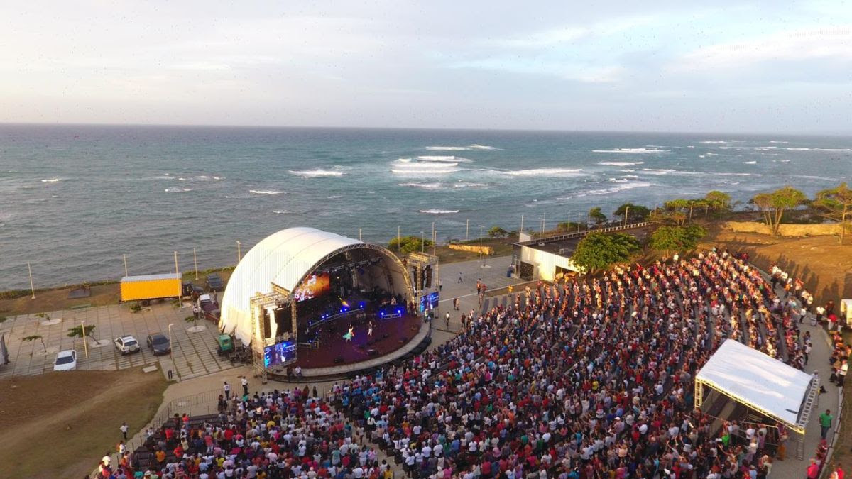 Iglesia Católica Abarrota Anfiteatro Puerto Plata