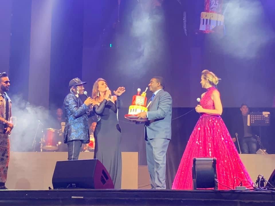 MEXICO SE VISTIO DE MERENGUE Y CELEBRO EN GRANDE 25 ANIVERSARIO DE MERENGLASS.