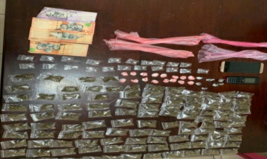 Apresan individuo con sustancias narcóticas.