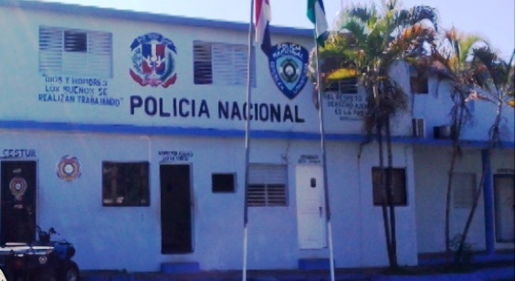 Policía rescata una mujer estaba siendo amenazada por su pareja en Sosúa.