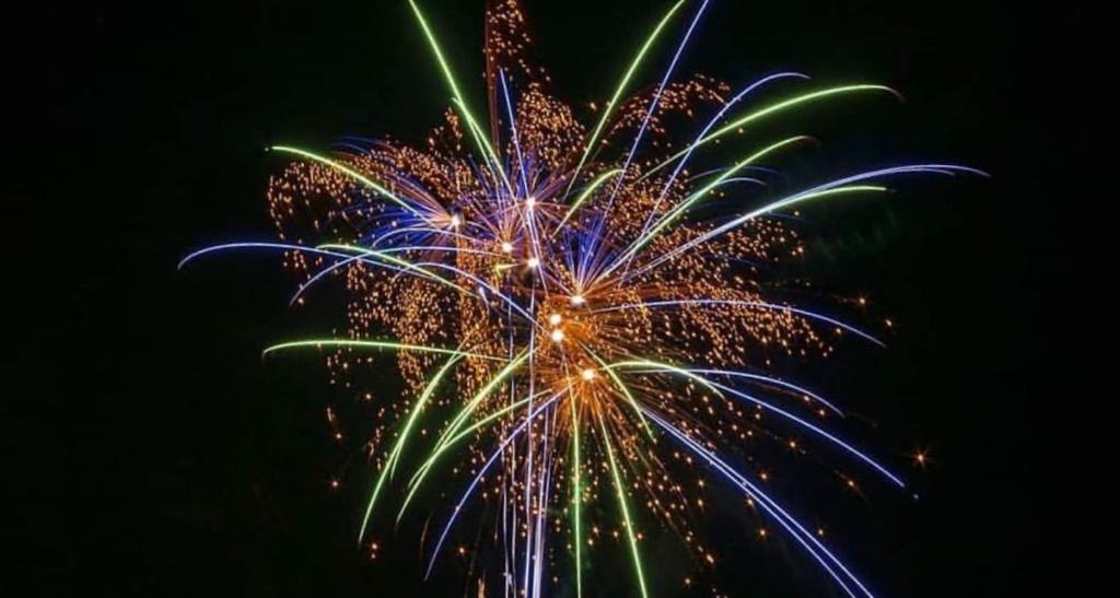 Oficina Senatorial auspicia espectáculo de fuegos artificiales en Plaza Independencia