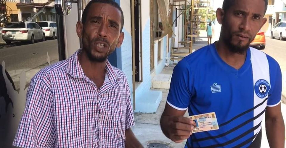 Niegan venta de cédula frente al ayuntamiento.