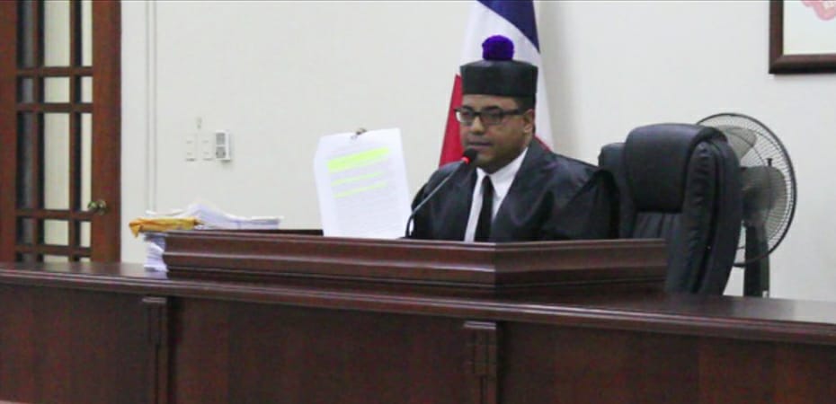 JUEZ ACUSA A ANGEL LOCKWARD DE PRETENDER DAÑAR SU HONRA.