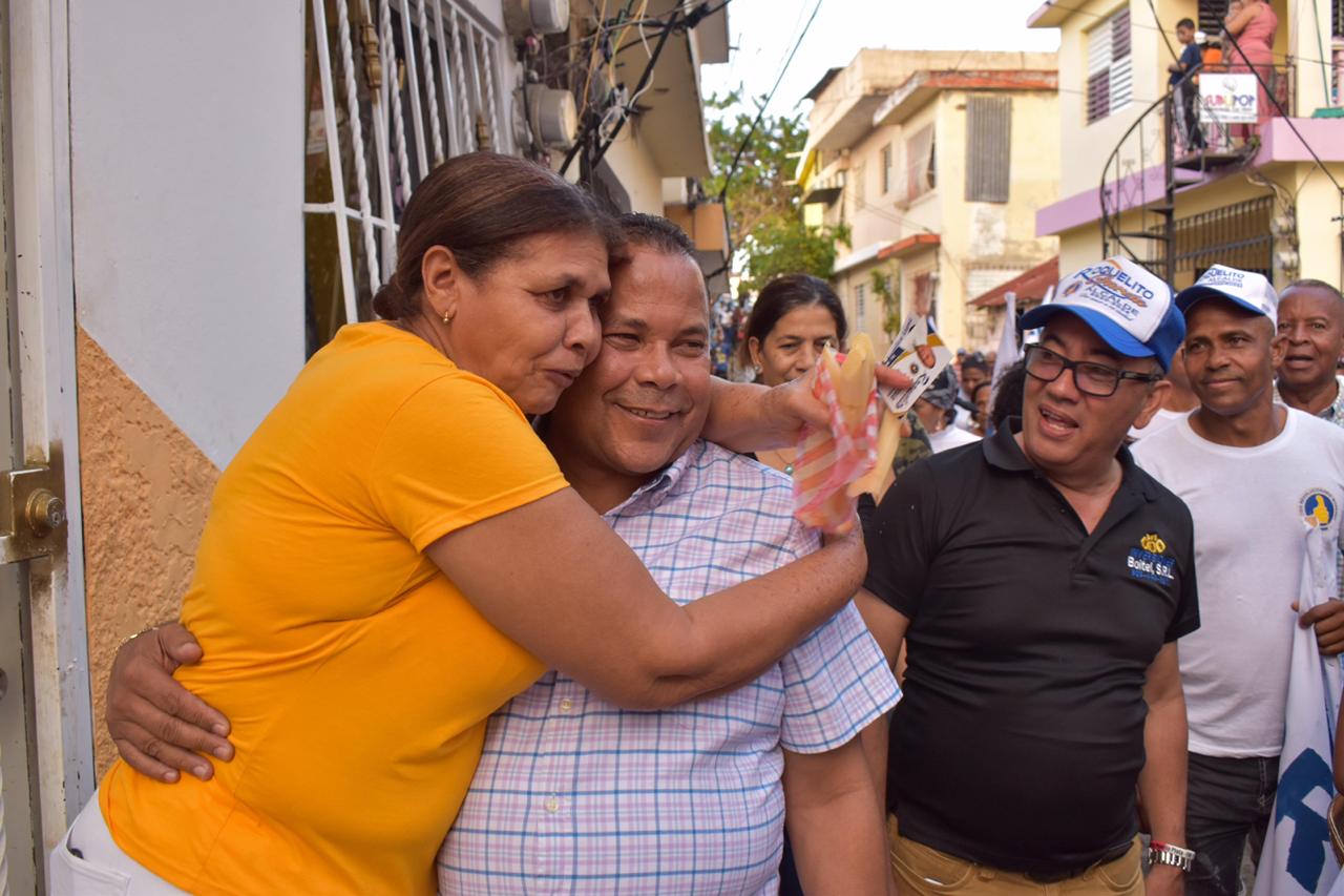 Roquelito realiza mano a mano.