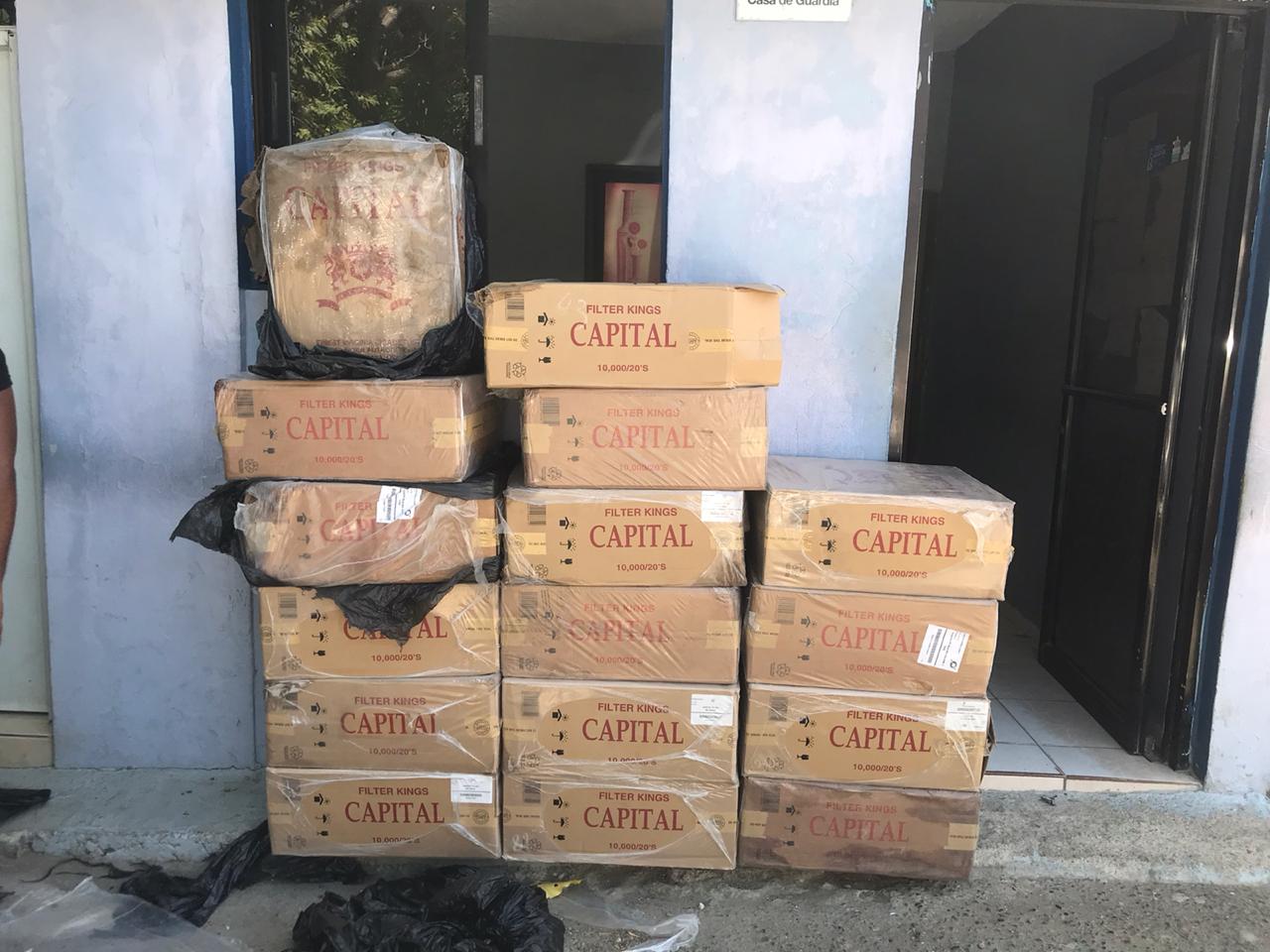 Policía apresan hombre transportaba contrabando de cigarrillos.