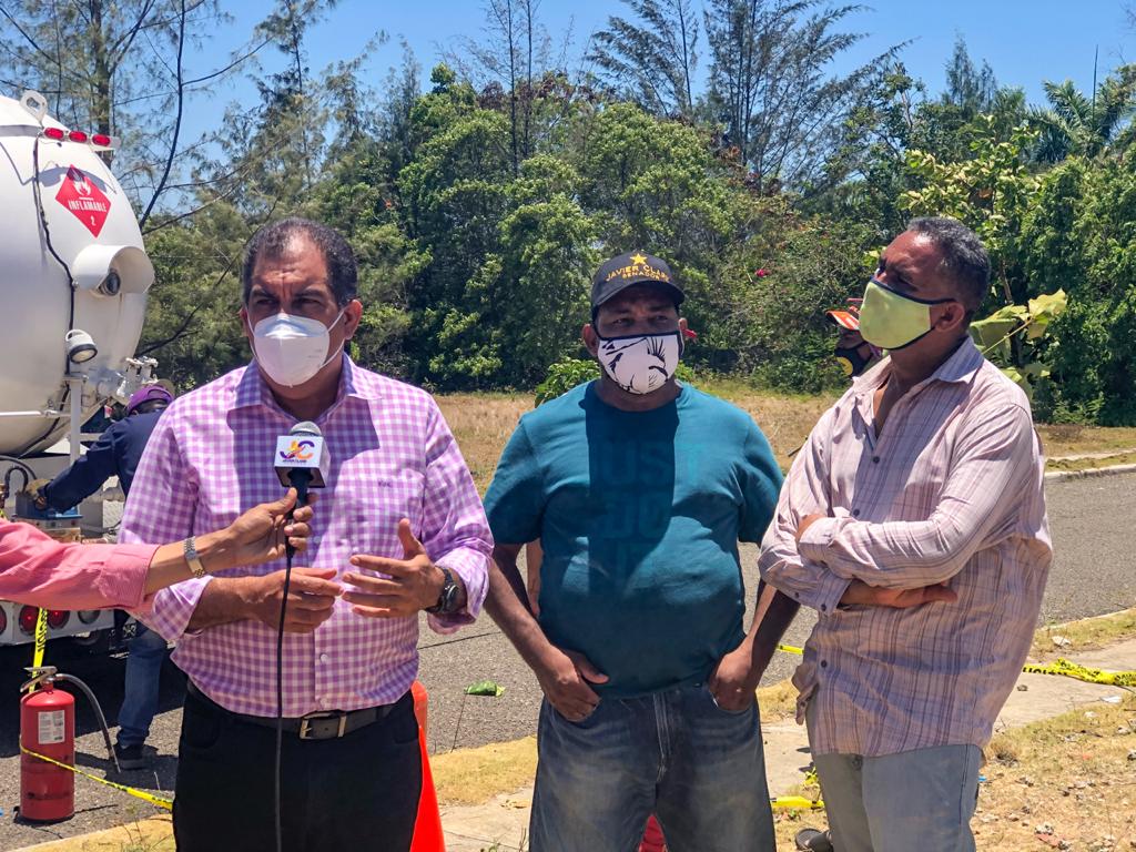 Javier Clark realiza entrega de Gas en Cabarete.