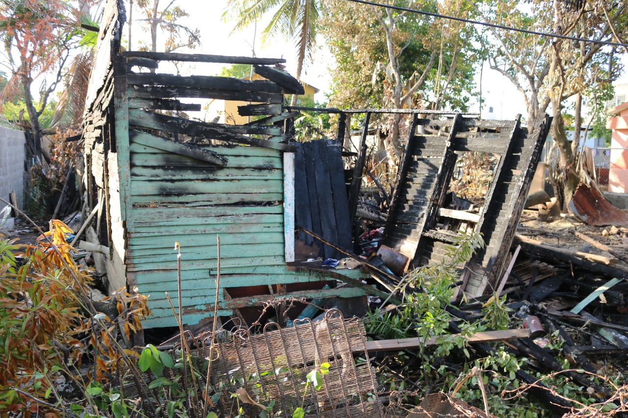 Gobernadora lleva ayuda a familia afectada por incendio en Montellano