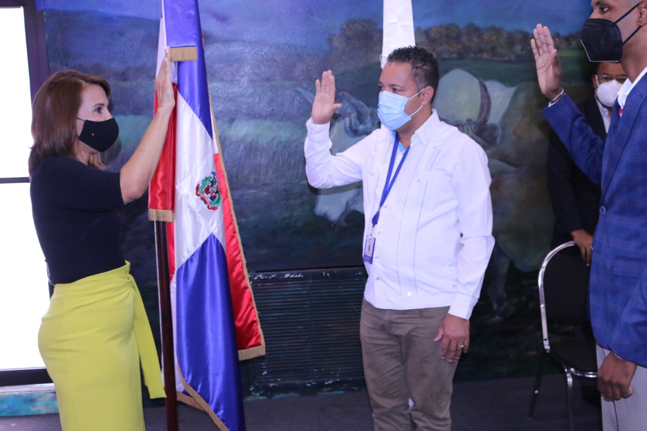 Gobernadora Rochtte Juramenta funcionarios del IDAC en Puerto Plata.