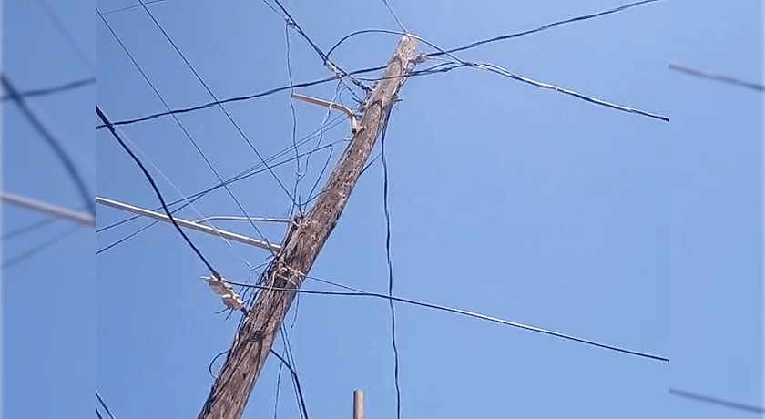 Habitantes calle tres Buenos Aires demandan sustitución postes a Edenorte.