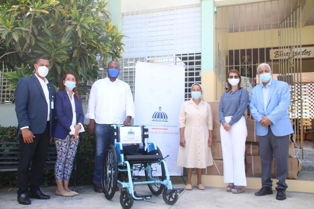 Gobernación y Gabinete de Políticas Social entregan sillas de ruedas y asistencia asilos en Puerto Plata.