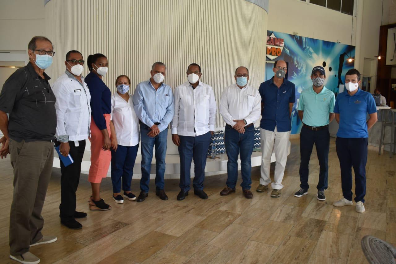 Roquelito García sostienen encuentro con Asociación de Hoteles de Playa Dorada.