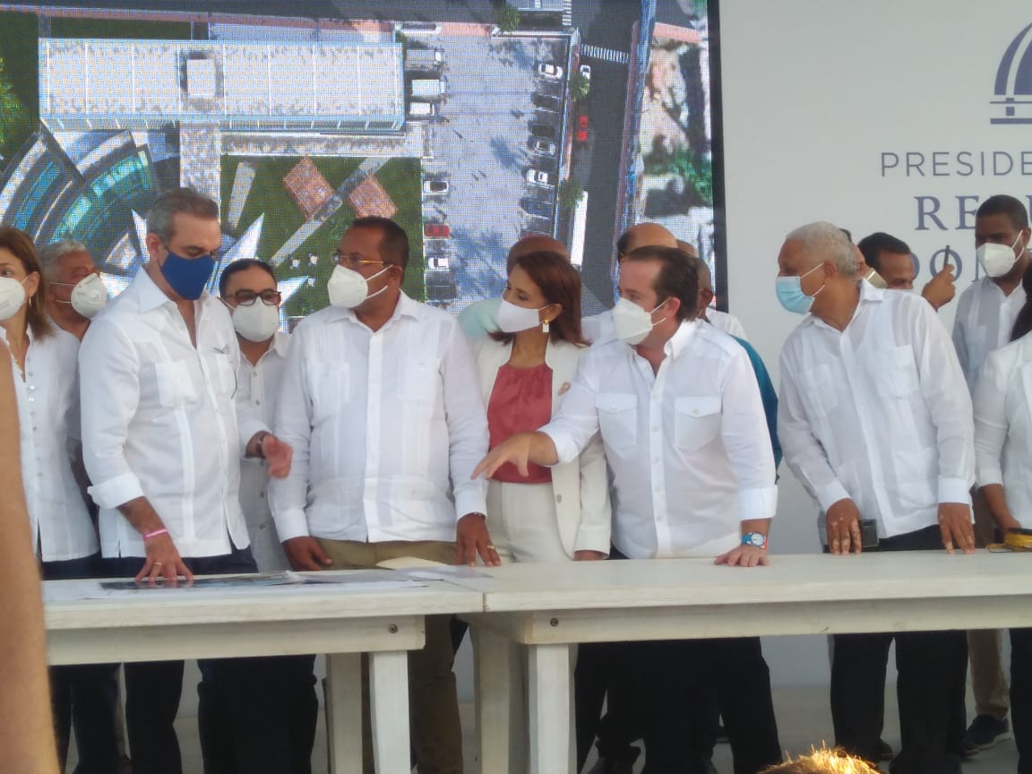 Abinader anuncia inversión 48 millones remodelación mercado.