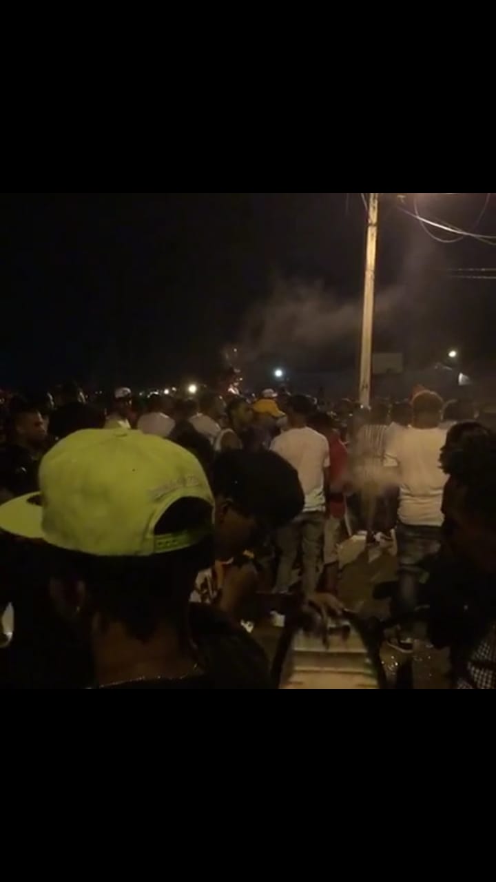 Multitud desafía toque de queda en sectores de Puerto Plata.