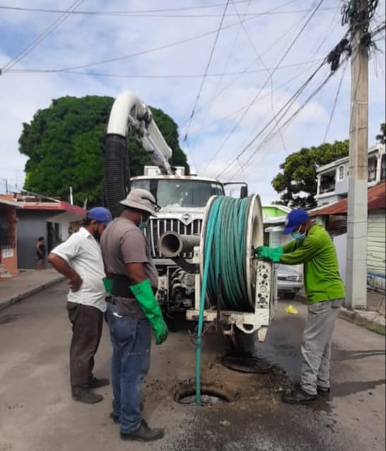 Coraapplata emprende jornada desobstrucción en redes sanitarias de Puerto Plata.