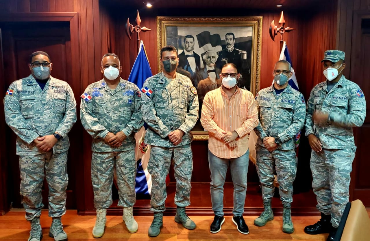 DIRECTOR CORAAPPLATA VISITA COMANDANTE BASE AÉREA DE PUERTO PLATA