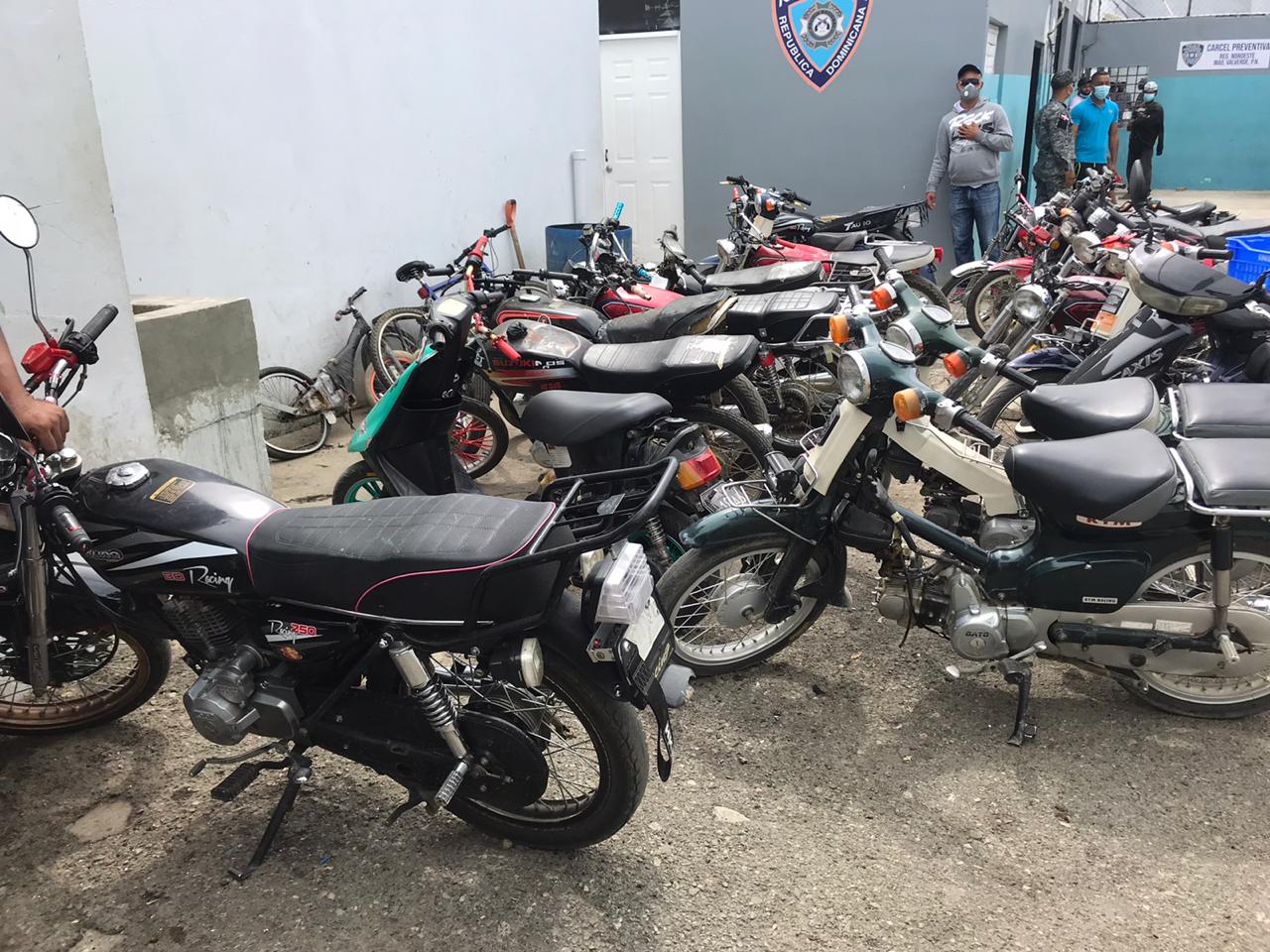 Autoridades detienen decenas de motocicletas por contaminación sónica en Mao.